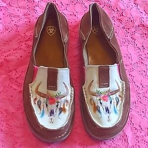 Women's Ariat Cruisers cow skull colorful feathers design. GREAT CONDITION!!😍